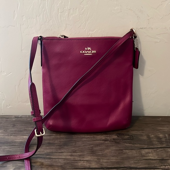 Coach Handbags - Great condition Coach purse, beautiful berry color